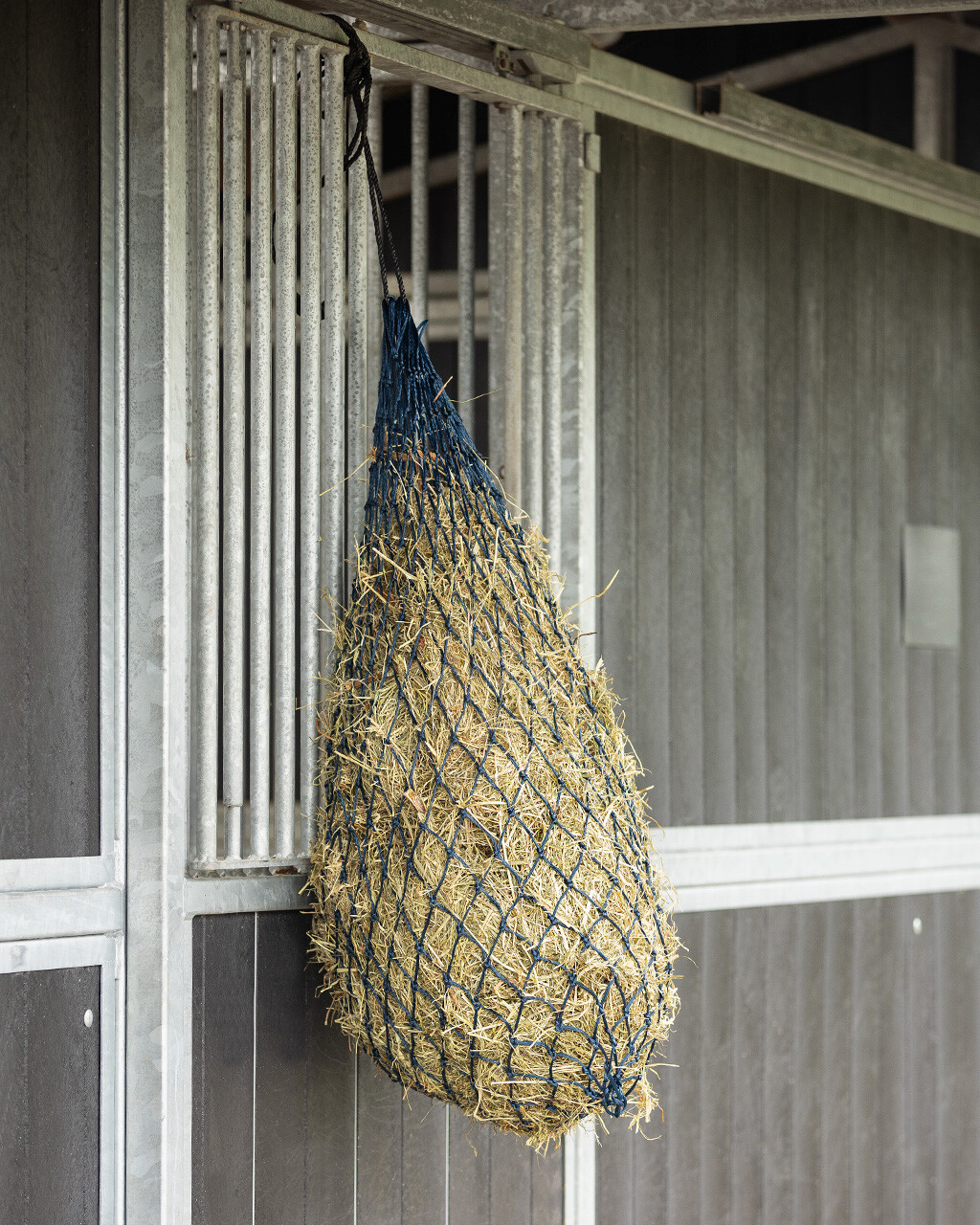 Síť na seno QHP - oka 5x5 cm, tmavě modrá