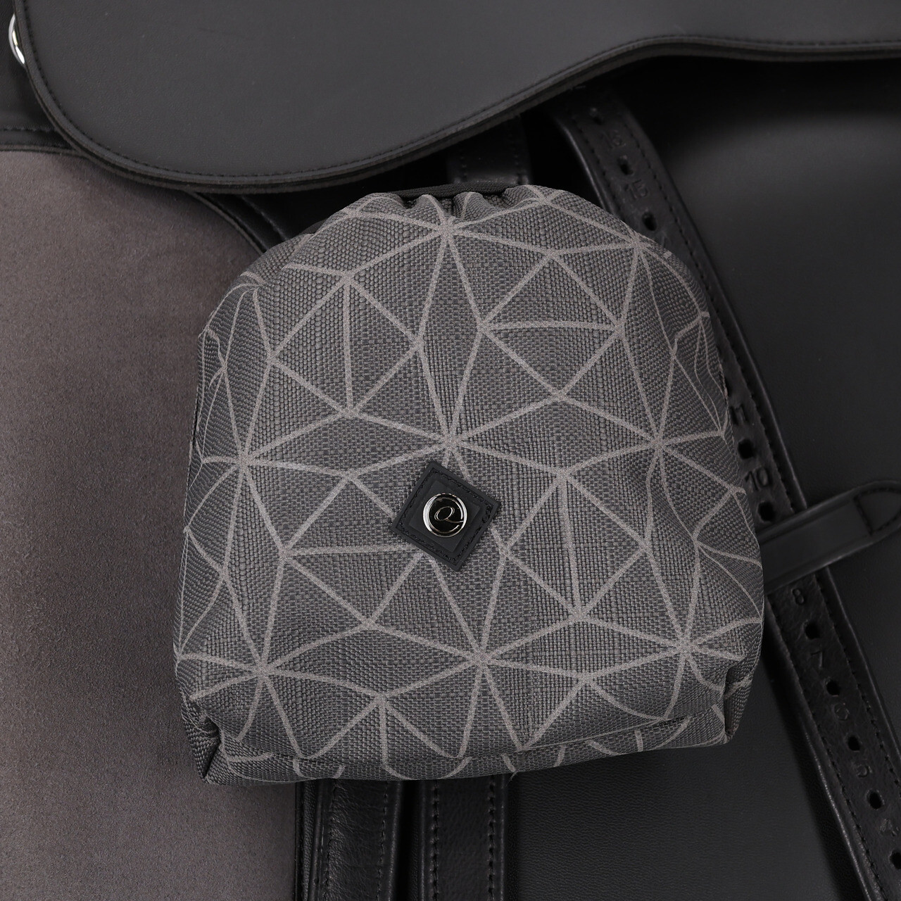 Kolekce šedých reflexních návleků na třmeny