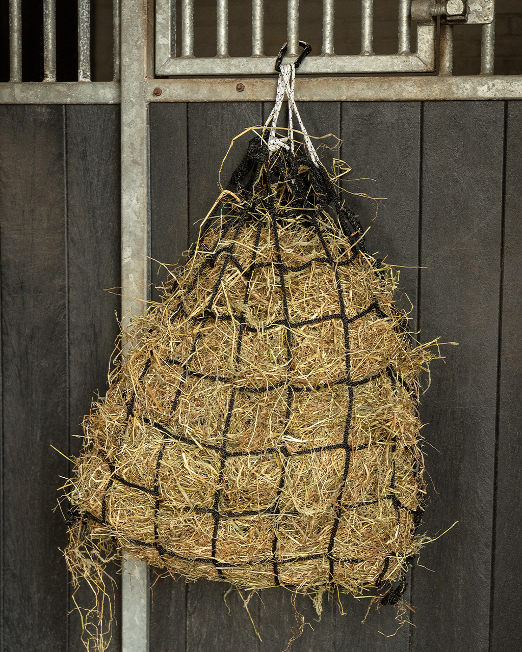 Síť na seno QHP Regular - oka 6x6 cm, černá