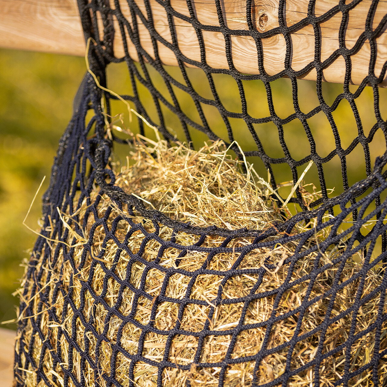 Síť na seno QHP Slowfeeder 120x90 cm - oka 6x6 cm a 4,5x4,5 cm, černá