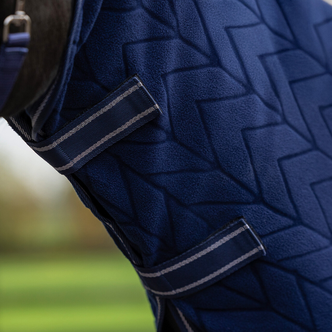 Fleecová deka s reliéfním vzorem a odnímatelným nákrčníkem, námořnická modrá