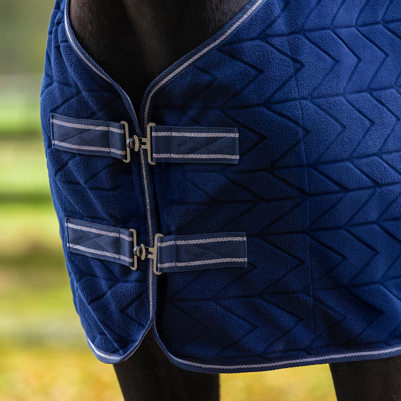 Fleecová deka s reliéfním vzorem a odnímatelným nákrčníkem, námořnická modrá