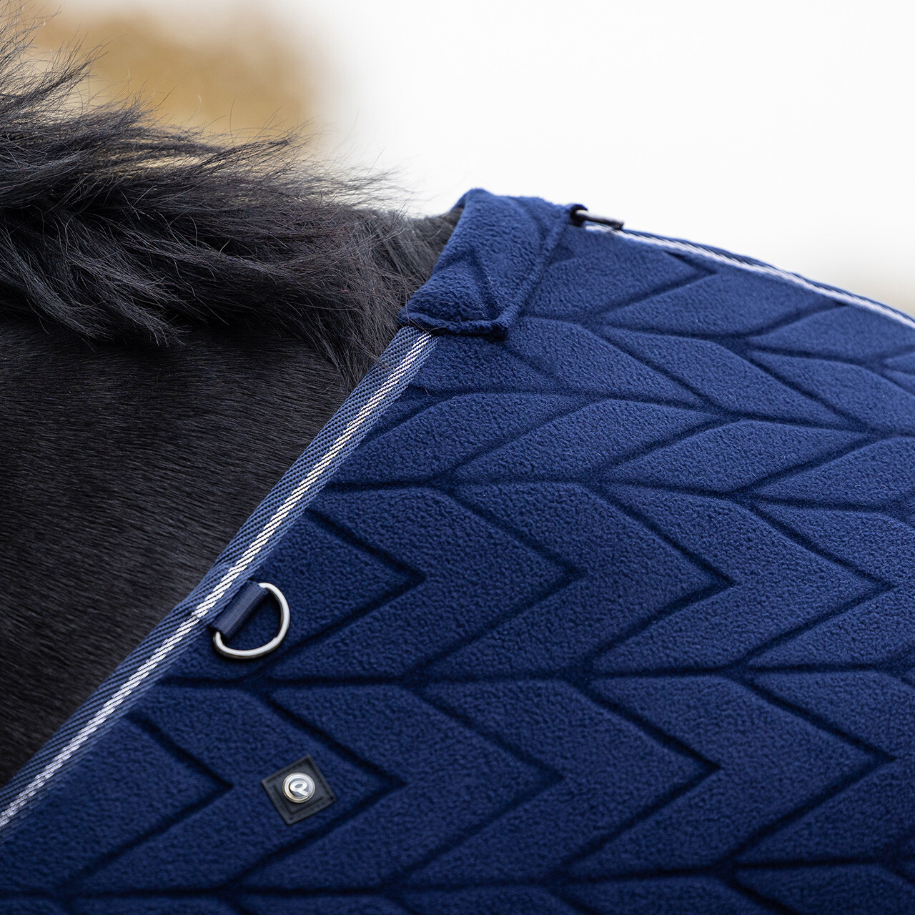 Fleecová deka s reliéfním vzorem a odnímatelným nákrčníkem, námořnická modrá