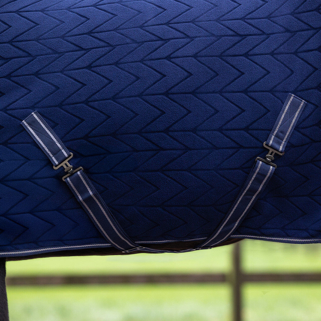 Fleecová deka s reliéfním vzorem a odnímatelným nákrčníkem, námořnická modrá