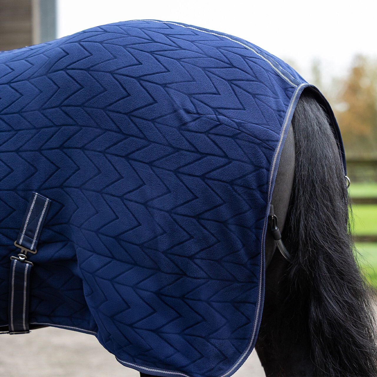 Fleecová deka s reliéfním vzorem a odnímatelným nákrčníkem, námořnická modrá