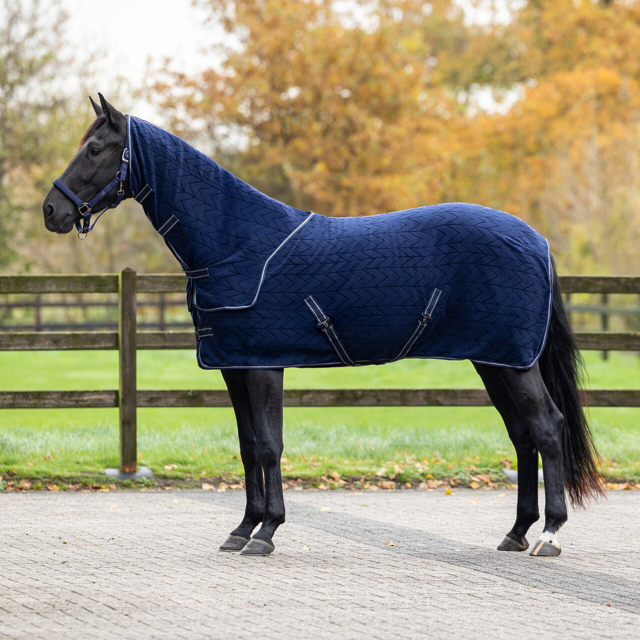 Fleecová deka s reliéfním vzorem a odnímatelným nákrčníkem, námořnická modrá