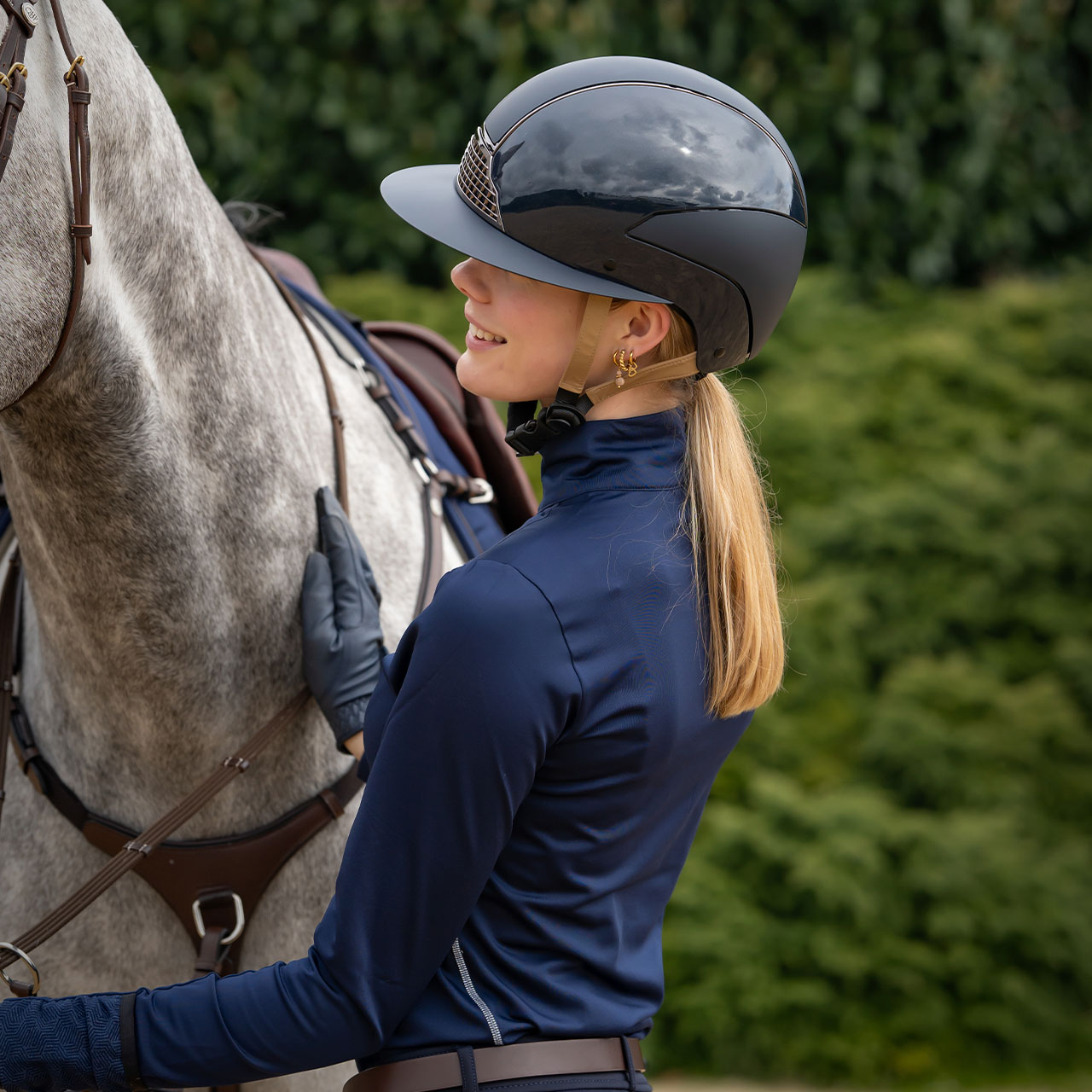 Jezdecká přilba QHP Austyn Polo Visor, tmavě modrá